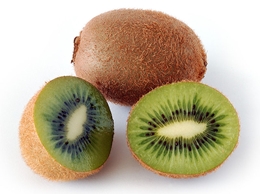 Kiwi ganz und halbiert