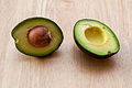 Avocado (Persea americana), Frucht halbiert mit Kern