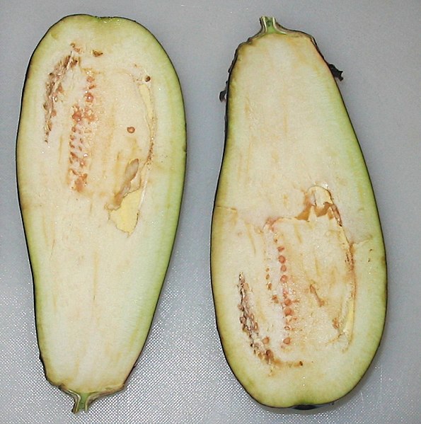 Aubergine (Frucht im Längstschnitt)